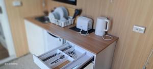 una cucina con piano di lavoro e frigorifero di Cloudview Cottages by Tiny Away a Huan-shan Altre 6 foto