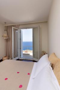 En eller flere senge i et værelse på Villa Salty