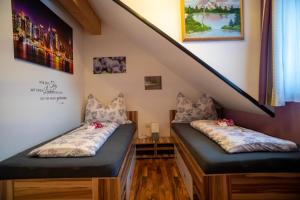 um quarto com duas camas embaixo da escada em Appartement Edelweiss mit Infrarotkabine em Großsölk