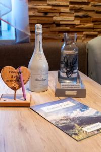 uma garrafa de leite e um livro sobre uma mesa em Appartement Edelweiss mit Infrarotkabine em Großsölk mais 60 fotografias