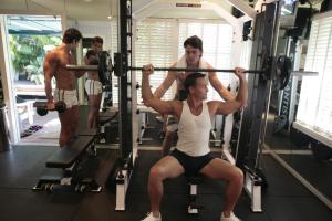un grupo de hombres haciendo ejercicio en un gimnasio en Pineapple Point Guesthouse & Resort - Gay Men's Resort en Fort Lauderdale