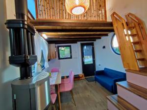 Khu vực ghế ngồi tại Guitar House - Symphony Resort