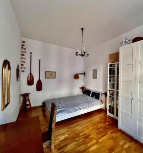 Postel nebo postele na pokoji v ubytování 2-Zimmer-Apartment "Monbijou" am Hackeschen Markt