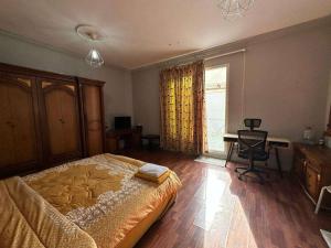 En eller flere senge i et værelse på Villa 24 Terrace Master Room Abu Dhabi 2nd floor