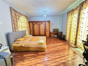 En eller flere senge i et værelse på Villa 24 Terrace Master Room Abu Dhabi 2nd floor