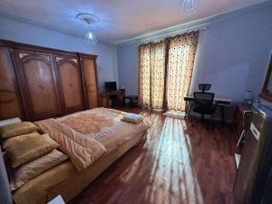 En eller flere senge i et værelse på Villa 24 Terrace Master Room Abu Dhabi 2nd floor + 1 billede