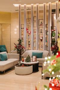 una sala de estar con 2 sofás y decoración navideña en CLASSYC Hotel, en Hanói