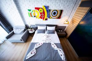 Una pequeña habitación con una cama y un sofá. en Laren Sea Side Hotel Spa, en Antalya