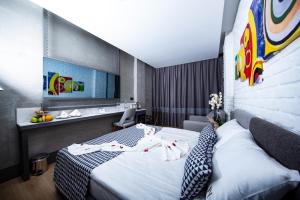 Una habitación de hotel con una cama con toallas. en Laren Sea Side Hotel Spa, en Antalya