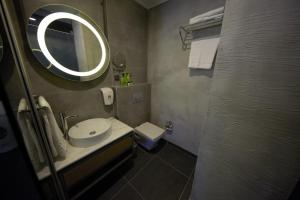 un baño con lavabo y espejo en Laren Sea Side Hotel Spa, en Antalya