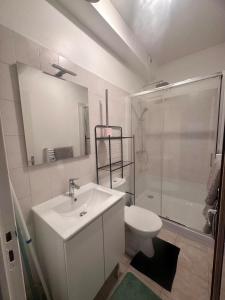 ein Badezimmer mit Waschbecken, Toilette und Dusche in der Unterkunft The Urban Refuge in Champs-Sur-Marne