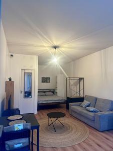 ein Wohnzimmer mit Sofa und Bett in der Unterkunft The Urban Refuge in Champs-Sur-Marne