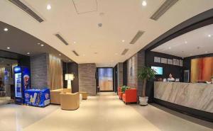 um lobby de um hotel com um bar no meio em Jinjiang Inn Select Qingdao West Coast Coach Exhibition Center High-Speed Railway Station em Huangdao