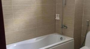 Un baño con bañera y WC. en Phuong Ly Ly, en Ho Chi Minh 69 fotos más