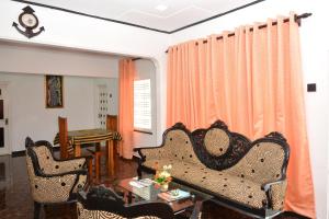 Ο χώρος του lounge ή του μπαρ στο Royal Residence Negombo