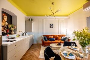 een keuken en woonkamer met een geel plafond bij Copernicus House & Spa in Krakau +23 foto's