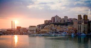 une ville avec un port avec des bateaux dans l'eau dans l'établissement Princess, à Porto Empedocle
