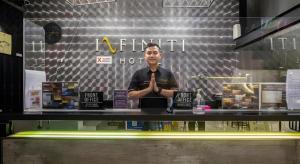 Επισκέπτες που μένουν στο Infiniti Hotel