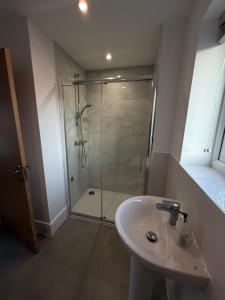 un bagno con doccia e lavandino di Modern 3-Bedroom Home in Bletchley, Milton Keynes a Bletchley