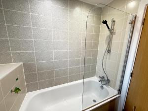 bagno con doccia, vasca e lavandino di Modern 3-Bedroom Home in Bletchley, Milton Keynes a Bletchley Altre 3 foto