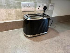 un tostapane seduto su un bancone in cucina di Modern 3-Bedroom Home in Bletchley, Milton Keynes a Bletchley