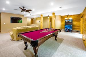 Η αίθουσα παιχνιδιών του Massive Log Chalet with Hot Tub