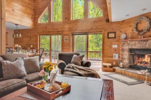 Χώρος καθιστικού στο Massive Log Chalet with Hot Tub