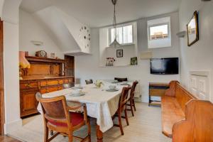 Et tv og/eller underholdning på 3 Bed in Dartmouth oc-bc21 + 17 billeder