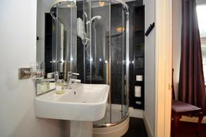 Et badeværelse på 3 Bed in Dartmouth oc-bc21