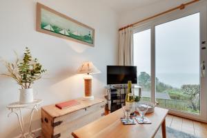 Et tv og/eller underholdning på 2 Bed in Stoke Fleming oc-bc777