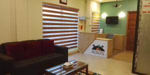 イドゥッキにあるSerene Peaksのソファとテーブルのあるリビングルーム