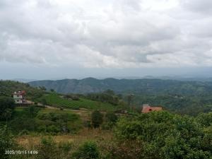 イドゥッキにあるSerene Peaksの農場と山々のある丘の景色 +3枚の写真