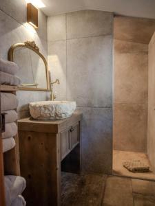 Ένα μπάνιο στο Chalet with fireplace and sauna