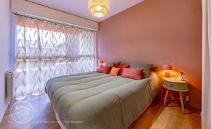 Postel nebo postele na pokoji v ubytování Confort, centre-ville et garage privé