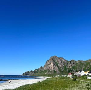 una playa con una montaña al fondo en Thon Partner Hotel Andrikken, en Andenes