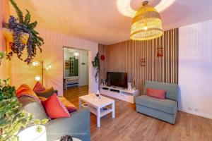 TV a/nebo společenská místnost v ubytování Confort, centre-ville et garage privé