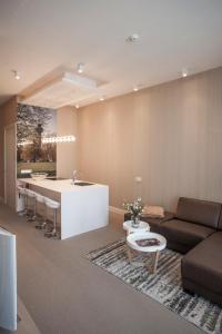 a living room with a couch and a kitchen at Maurits Apartments & Suites in Rotterdam