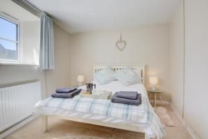 een slaapkamer met een bed met handdoeken erop bij 3 Bed in Wighton oc-1978 in Wighton