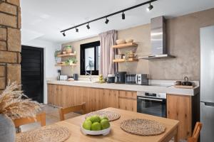 Køkken eller tekøkken på Pamboo TerraVine House by Nomads