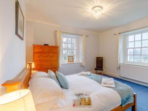 Una cama o camas en una habitación de 4 Bed in Cockermouth oc-85979