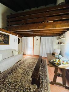 un soggiorno con un divano e un tavolo di Agriturismo Ca' di Mazza a Monzuno