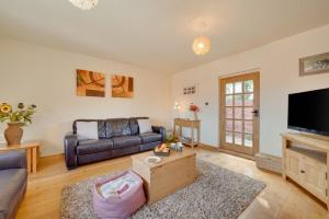 een woonkamer met een bank en een tv bij 2 Bed in Wrexham oc-26687 in Wynnstay