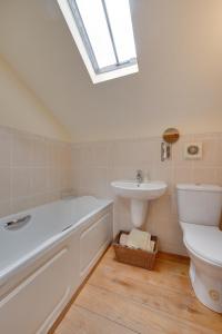 een badkamer met een bad, een wastafel en een toilet bij 2 Bed in Wrexham oc-26687 in Wynnstay +32 foto's