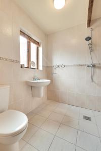 een badkamer met toilet en wastafel bij 2 Bed in Wrexham oc-26687 in Wynnstay