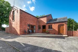 een rood bakstenen huis met een oprit bij 2 Bed in Wrexham oc-26687 in Wynnstay