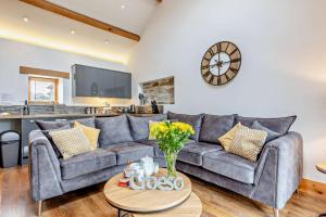 un soggiorno con un divano e un tavolo di 2 Bed in Bala oc-82212 a Bala