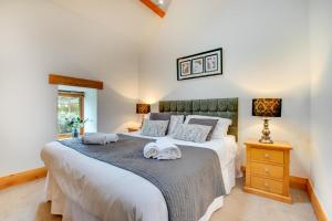 una camera da letto con un letto grande con asciugamani sopra di 2 Bed in Bala oc-82212 a Bala