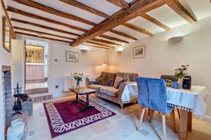 een woonkamer met een bank en een tafel bij 1 Bed in Snape oc-a30669 in Snape