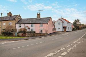 een rij huizen aan de kant van een weg bij 1 Bed in Snape oc-a30669 in Snape