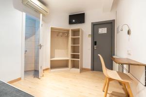 TV a/nebo společenská místnost v ubytování Hostal Sans + 65 fotografií